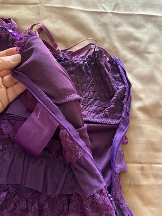 Vestido fiesta morado lleno de volantes, encajes