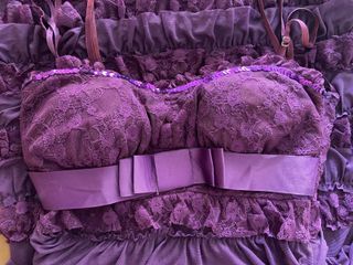 Vestido fiesta morado lleno de volantes, encajes