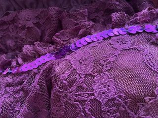 Vestido fiesta morado lleno de volantes, encajes