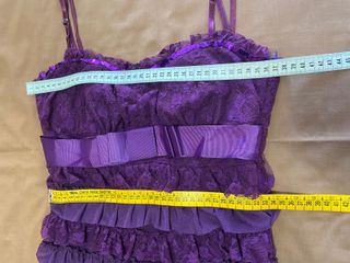 Vestido fiesta morado lleno de volantes, encajes