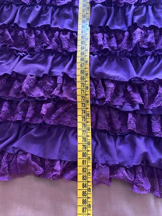 Vestido fiesta morado lleno de volantes, encajes