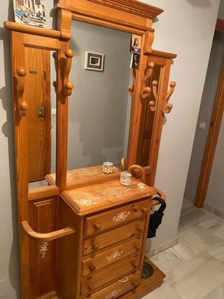 Mueble de entrada de madera con espejo
