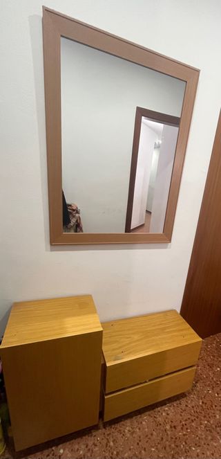 Recibidor de madera y espejo