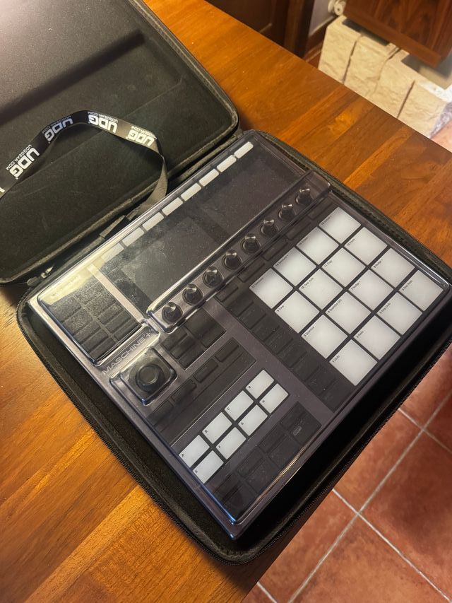 Maschine+ con protector y funda UDG