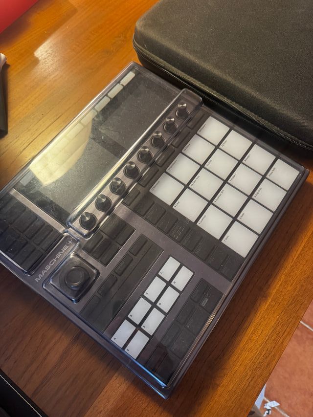 Maschine+ con protector y funda UDG