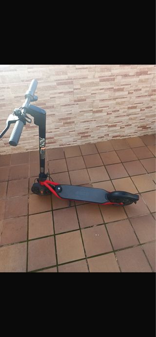 Patinete Eléctrico Rojo y Negro