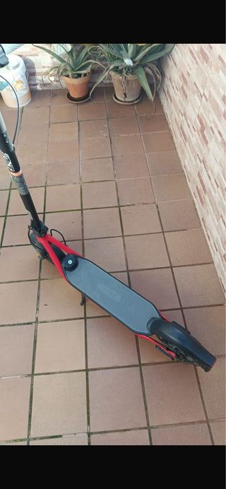 Patinete Eléctrico Rojo y Negro