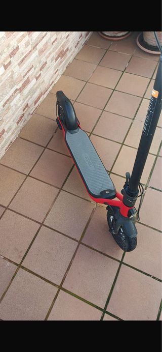 Patinete Eléctrico Rojo y Negro