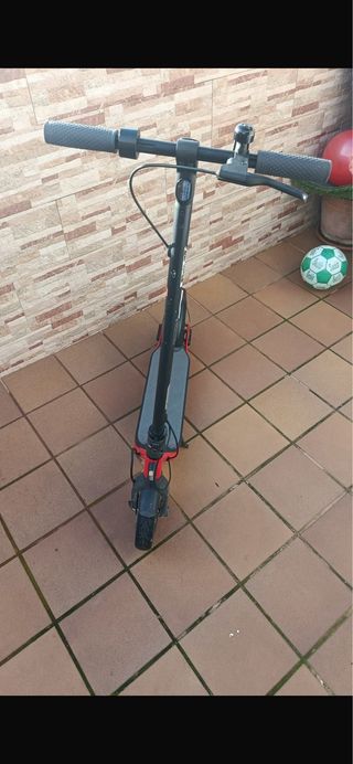 Patinete Eléctrico Rojo y Negro