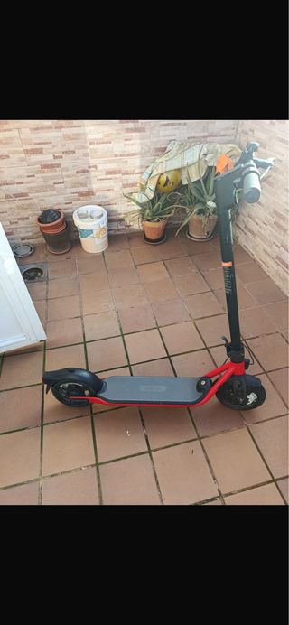 Patinete Eléctrico Rojo y Negro