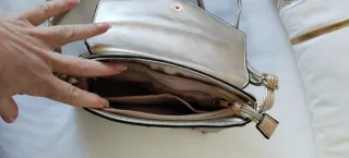 Bolso bandolera dorado con diseño joya