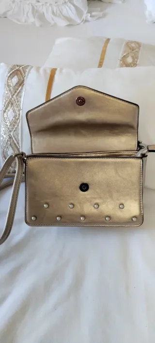 Bolso bandolera dorado con diseño joya