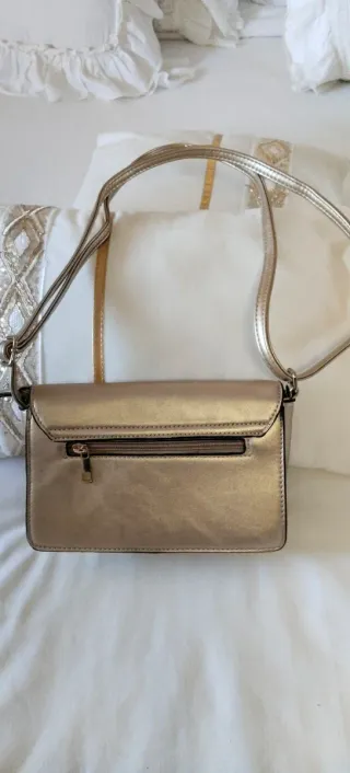 Bolso bandolera dorado con diseño joya