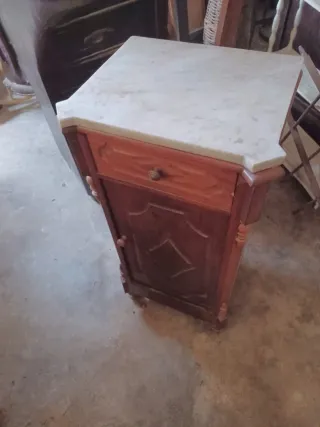 Mesita de noche antigua. Madera de caoba y mármol