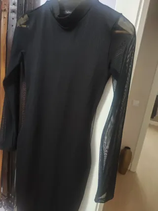 Vestido negro Trendiol manga transparente