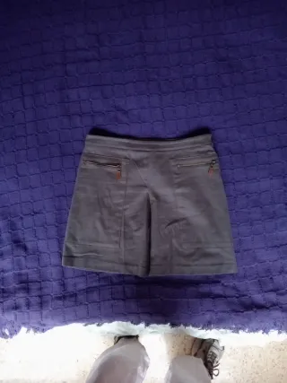 Falda gris con cremalleras