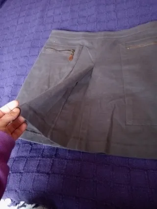 Falda gris con cremalleras