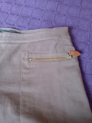 Falda gris con cremalleras