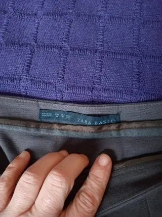 Falda gris con cremalleras