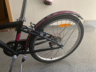 Bicicleta infantil rosa con cesta, desde 8 años.