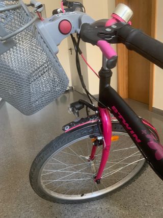 Bicicleta infantil rosa con cesta, desde 8 años.