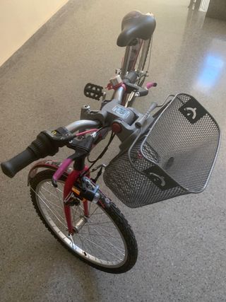 Bicicleta infantil rosa con cesta, desde 8 años.