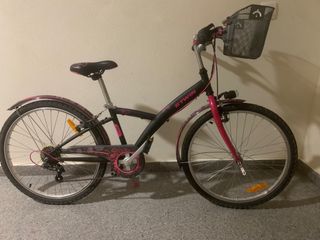 Bicicleta infantil rosa con cesta, desde 8 años.