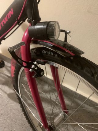 Bicicleta infantil rosa con cesta, desde 8 años.