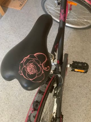 Bicicleta infantil rosa con cesta, desde 8 años.