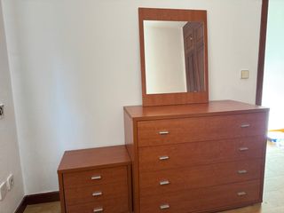 Cómoda 4 cajones espejo y mesita regalo cabecero