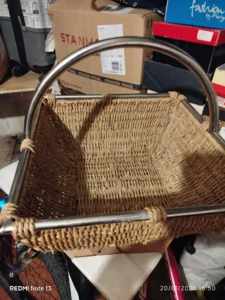 Cesto de mimbre con asa metálica