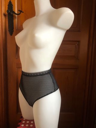 Braga alta brasileña calada Oysho.