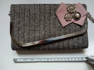 Bolso cartera tela gris con cadena y adornos