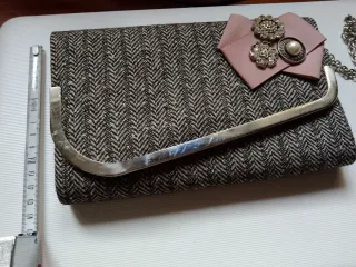 Bolso cartera tela gris con cadena y adornos