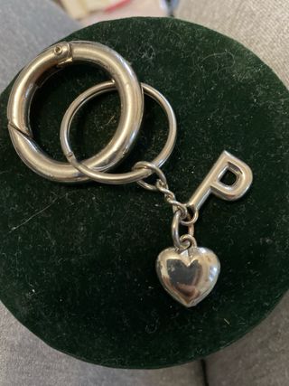 Portachiavi metallo con ciondoli lettera P e cuore