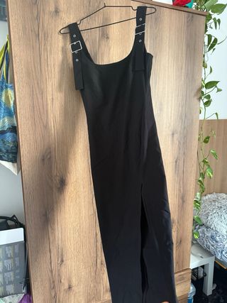 Vestido negro Stradivarius con abertura