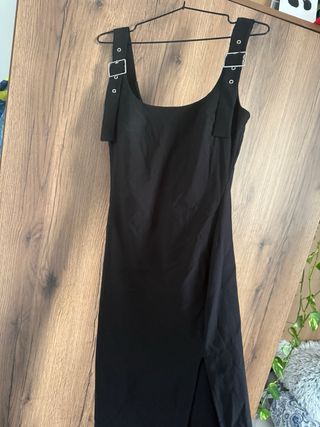 Vestido negro Stradivarius con abertura