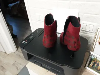 Stivaletti rossi con fantasia geometrica