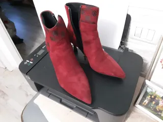 Stivaletti rossi con fantasia geometrica