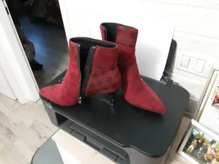 Stivaletti rossi con fantasia geometrica