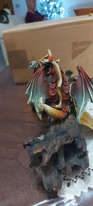 Soprammobile drago su tronco