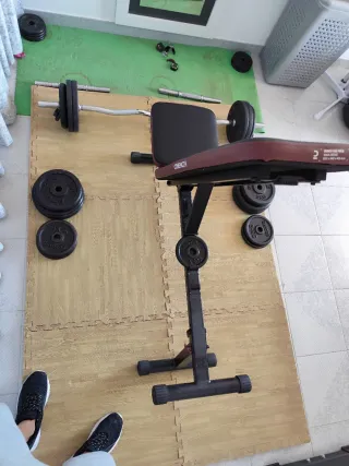 Banco de pesas y barra con discos