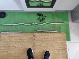 Banco de pesas y barra con discos