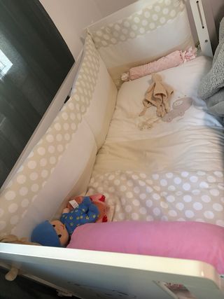Cuna y colchón infantil