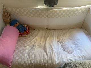 Cuna y colchón infantil