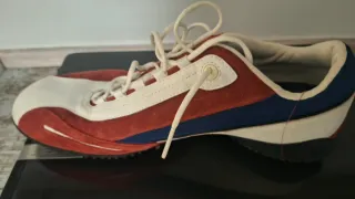 Zapatillas deportivas rojas y blancas