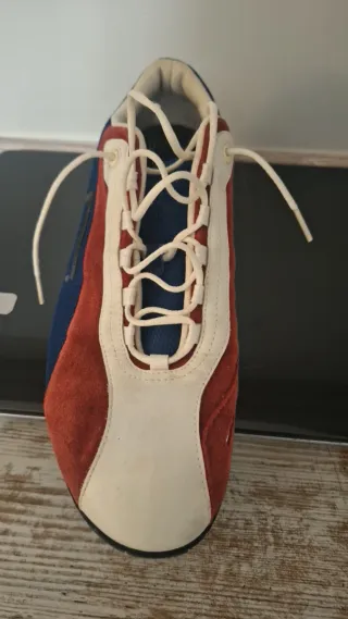 Zapatillas deportivas rojas y blancas