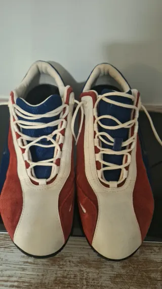 Zapatillas deportivas rojas y blancas