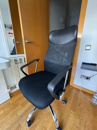 Silla de oficina ergonómica.