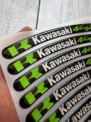 SET EMBLEMAS ADHESIVOS KAWASAKI NINJA LLANTA MOTO